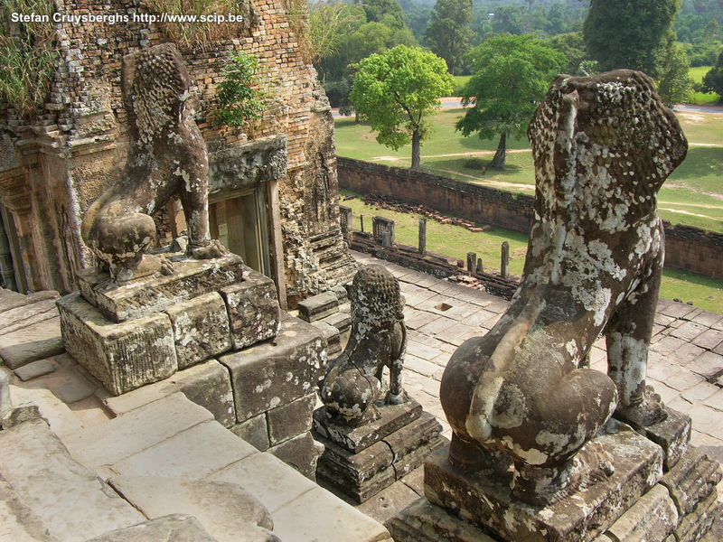 Angkor - Pre Rup De tempel van Pre Rup was waarschijnlijk een crematorium. Het piramidevormige complex is helemaal opgetrokken uit bakstenen. Stefan Cruysberghs